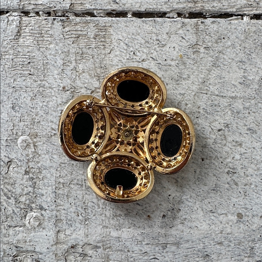 Vintage 70s Faux Pearl Simulated Onyx Gold Tone Maltese Cross Brooch - Picture 6 of 6